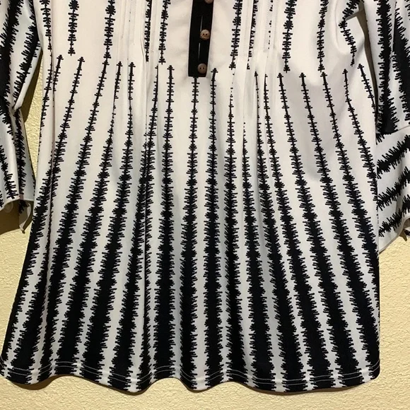Top Blouse Black White Print Size M Unlisted Brand Stretchy Pullover - Picture 2 of 12